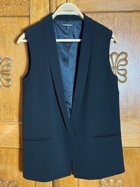 Express — Women’s Long Sleeveless Tuxedo Vest — Size 4 — Black